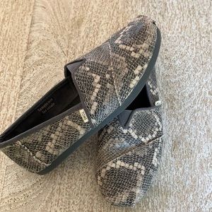 Snake skin toms